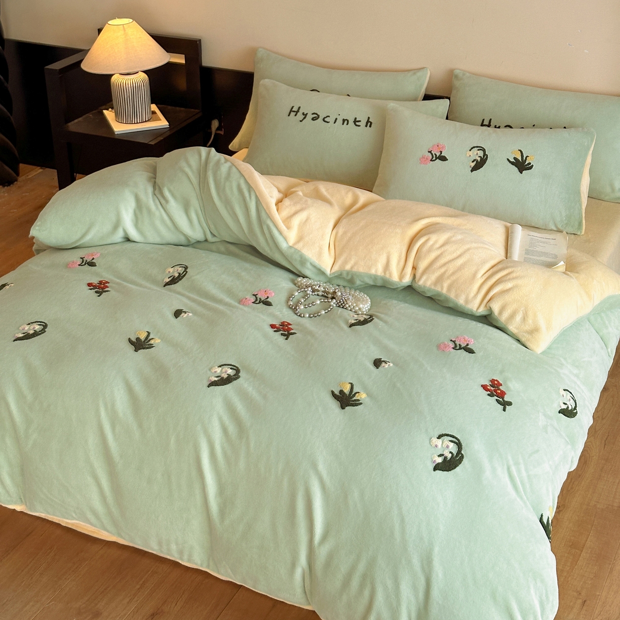 91家纺网 家纺一手货源 找家纺 如一 2025新款田园风毛巾绣牛奶绒四件套 铃兰-绿黄