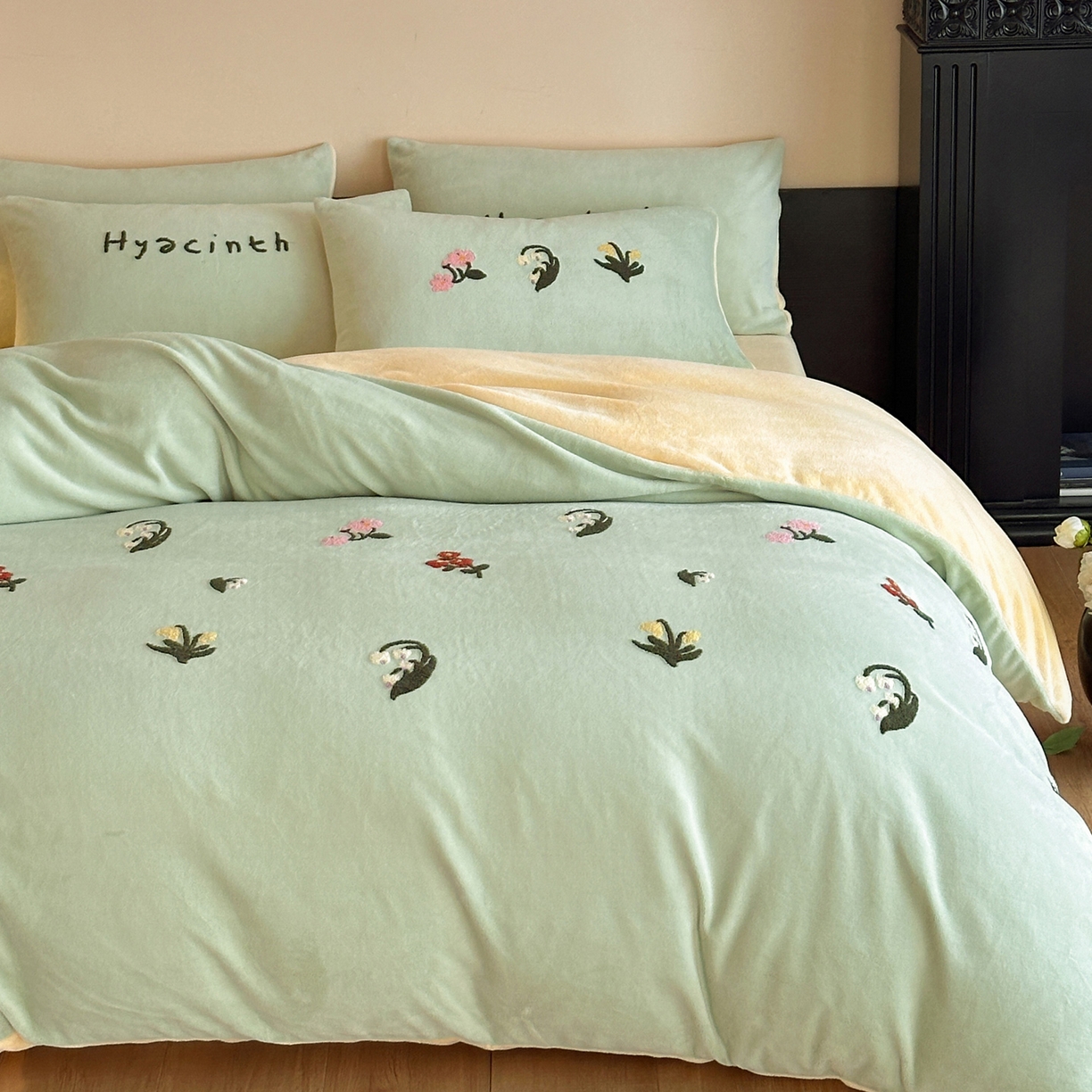 91家纺网 家纺一手货源 找家纺 如一 2025新款田园风毛巾绣牛奶绒四件套 铃兰-绿黄