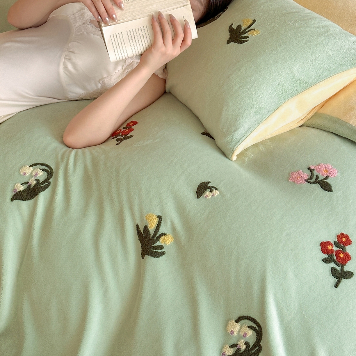 91家纺网 家纺一手货源 找家纺 如一 2025新款田园风毛巾绣牛奶绒四件套 铃兰-绿黄