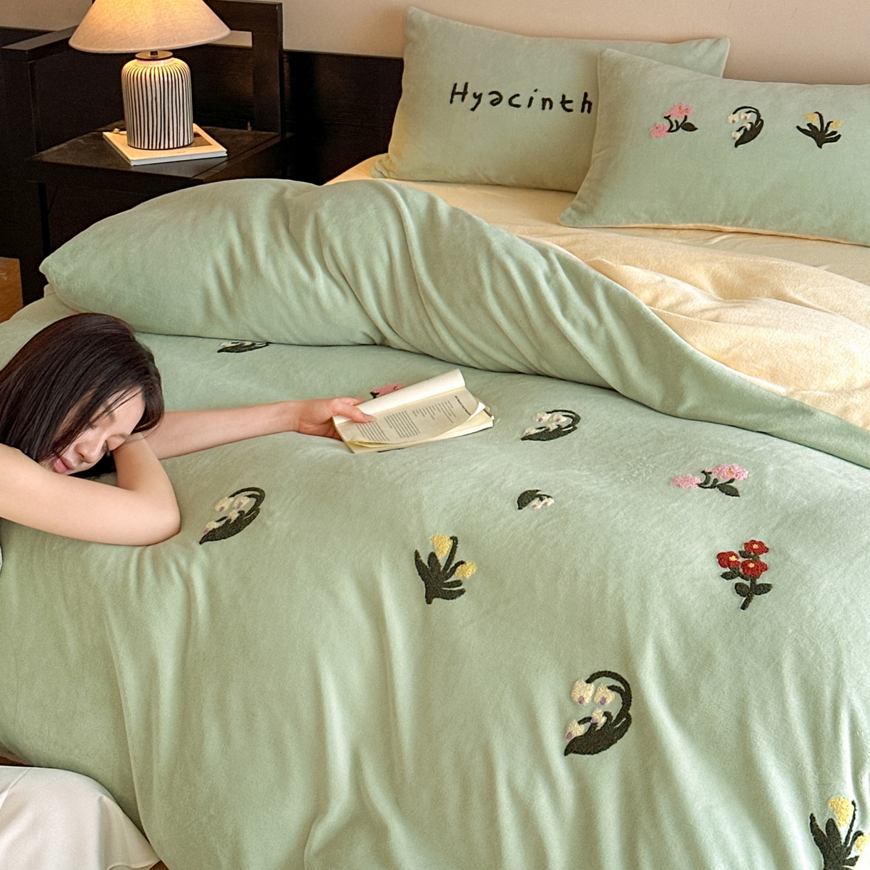 91家纺网 家纺一手货源 找家纺 如一 2025新款田园风毛巾绣牛奶绒四件套 铃兰-绿黄