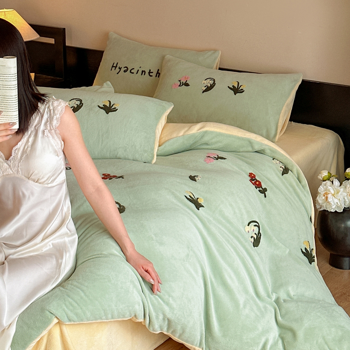 91家纺网 家纺一手货源 找家纺 如一 2025新款田园风毛巾绣牛奶绒四件套 铃兰-绿黄