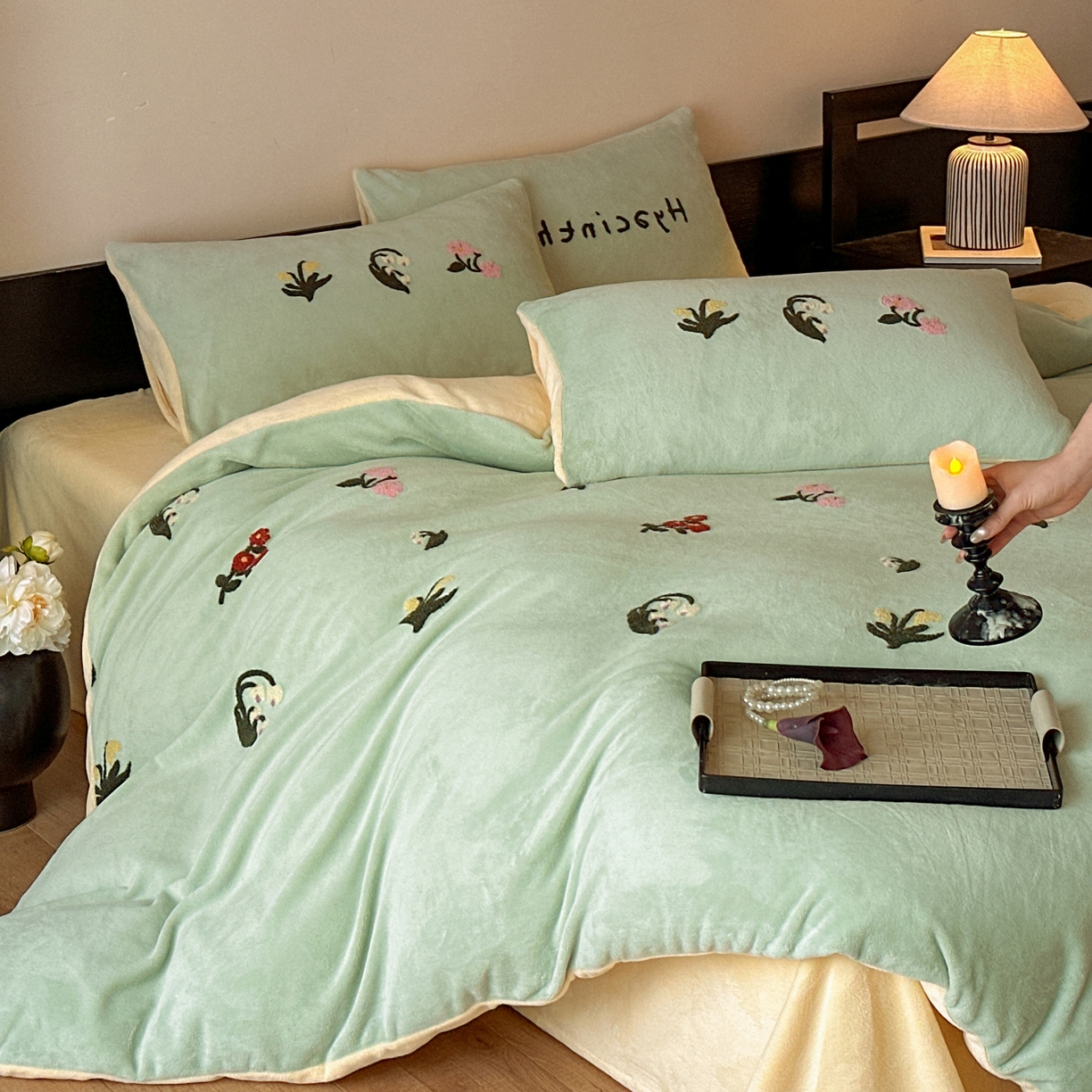 91家纺网 家纺一手货源 找家纺 如一 2025新款田园风毛巾绣牛奶绒四件套 铃兰-绿黄