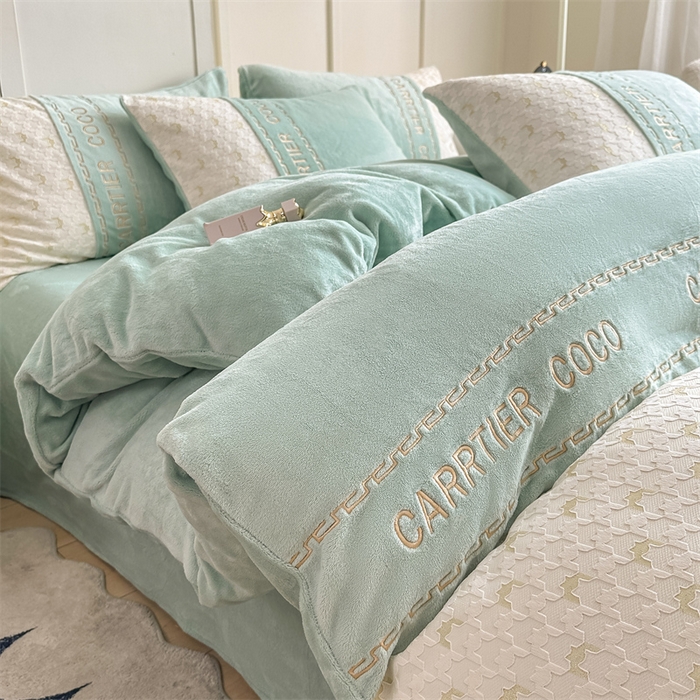 91家纺网 家纺一手货源 找家纺 灰鲸 2025新款牛奶绒拼接刺绣雕花套件-贝娜 贝娜-抹茶绿