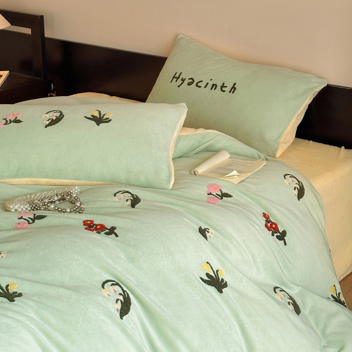 91家纺网 家纺一手货源 找家纺 如一 2025新款田园风毛巾绣牛奶绒四件套 铃兰-绿黄