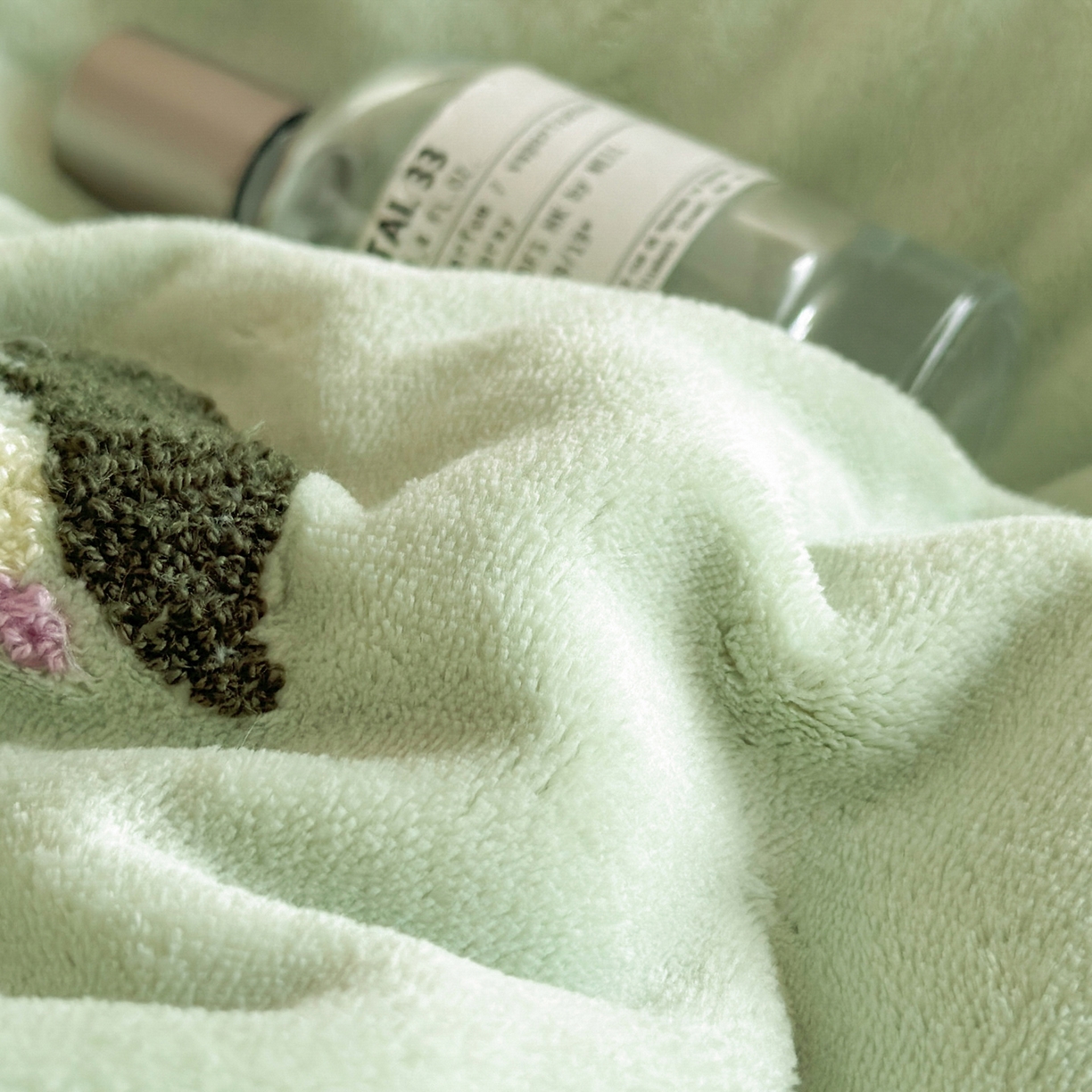 91家纺网 家纺一手货源 找家纺 如一 2025新款田园风毛巾绣牛奶绒四件套 铃兰-绿黄