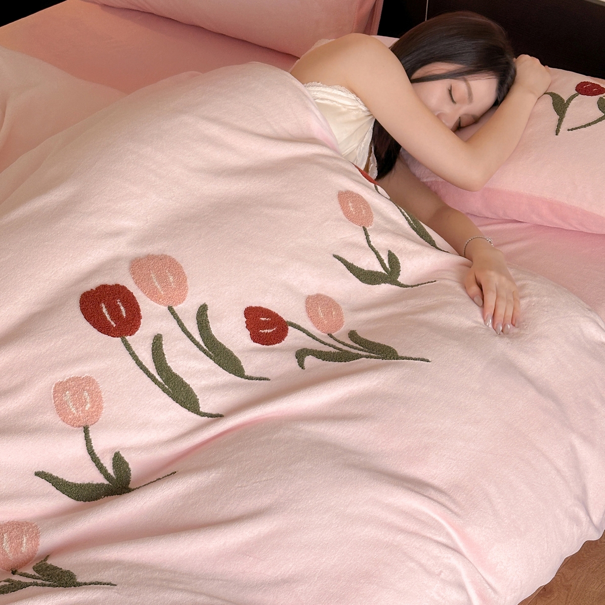 91家纺网 家纺一手货源 找家纺 如一 2025新款田园风毛巾绣牛奶绒四件套 郁香-粉粉