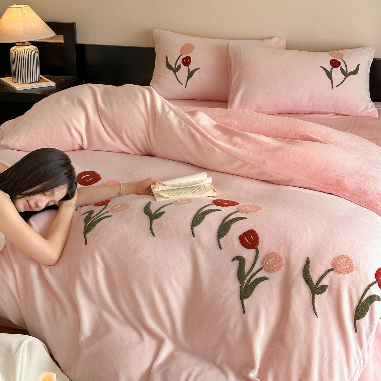 91家纺网 家纺一手货源 找家纺 如一 2025新款田园风毛巾绣牛奶绒四件套 郁香-粉粉