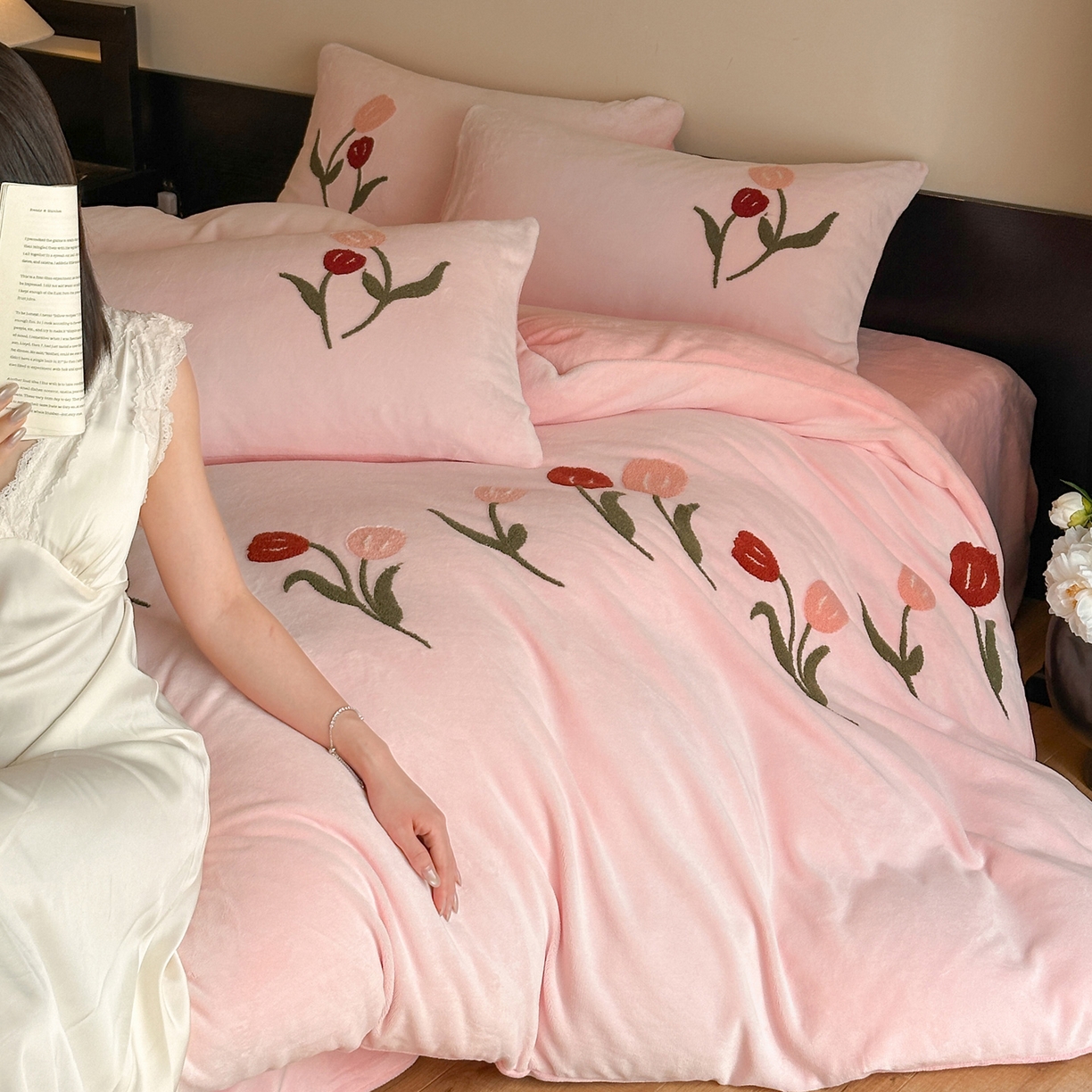 91家纺网 家纺一手货源 找家纺 如一 2025新款田园风毛巾绣牛奶绒四件套 郁香-粉粉