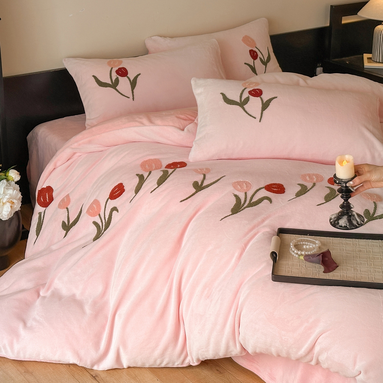 91家纺网 家纺一手货源 找家纺 如一 2025新款田园风毛巾绣牛奶绒四件套 郁香-粉粉