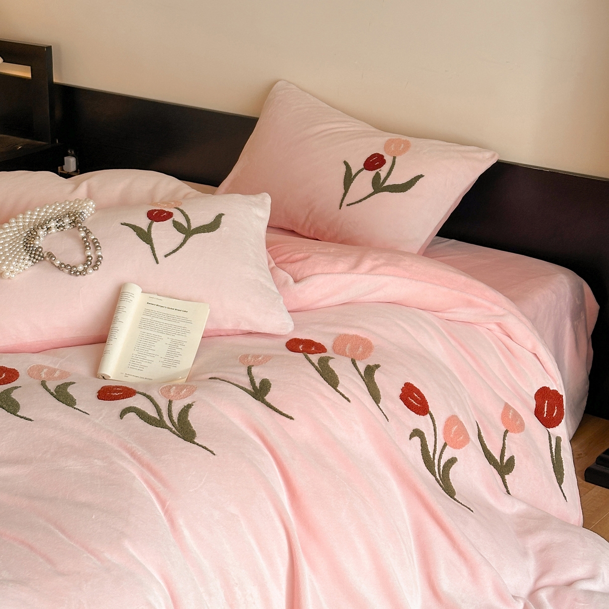 91家纺网 家纺一手货源 找家纺 如一 2025新款田园风毛巾绣牛奶绒四件套 郁香-粉粉