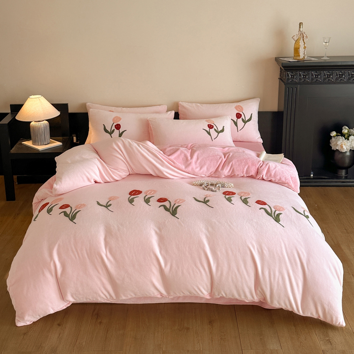 91家纺网 家纺一手货源 找家纺 如一 2025新款田园风毛巾绣牛奶绒四件套 郁香-粉粉