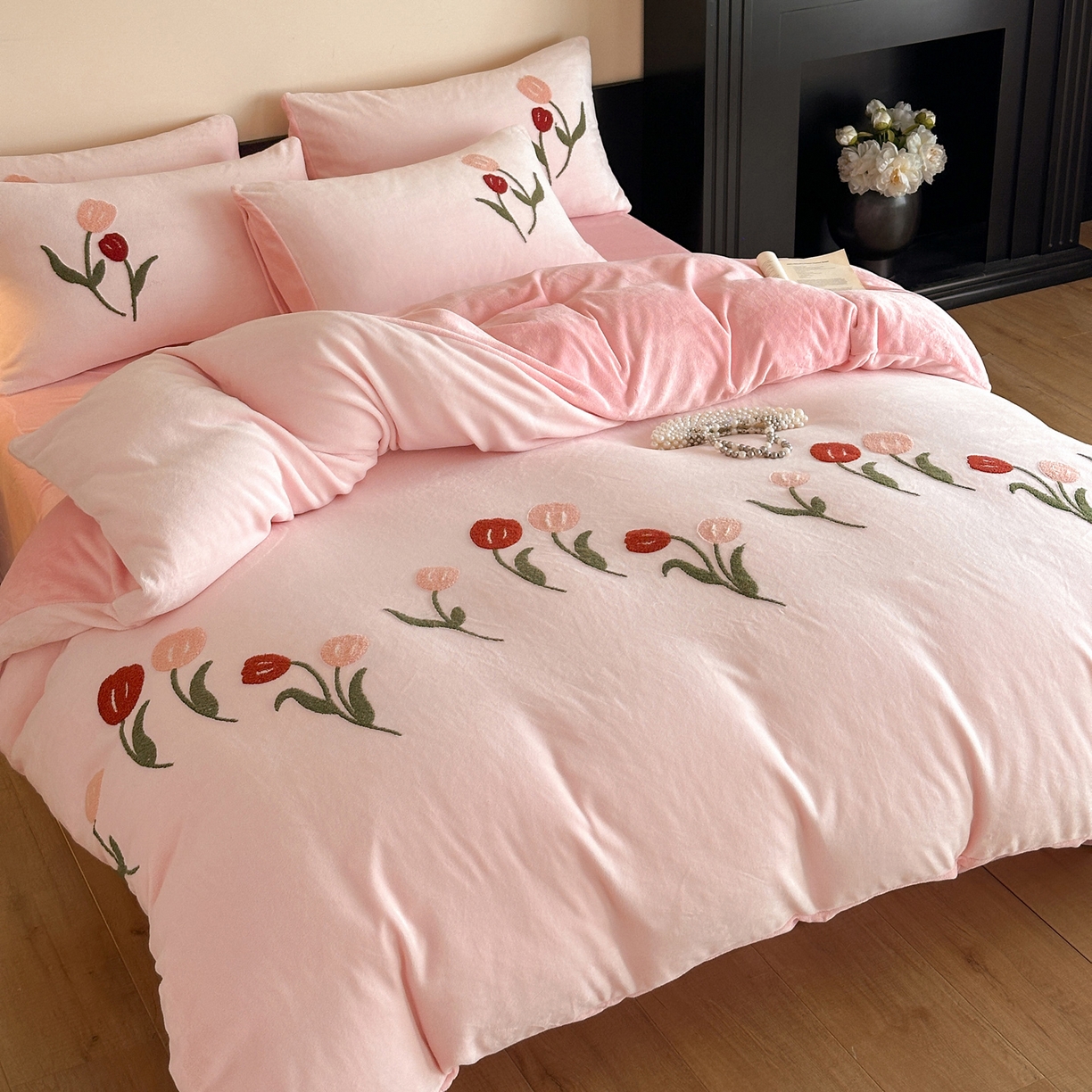 91家纺网 家纺一手货源 找家纺 如一 2025新款田园风毛巾绣牛奶绒四件套 郁香-粉粉