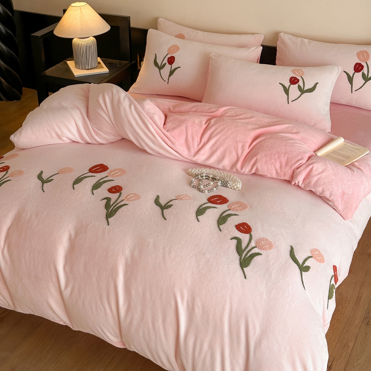 91家纺网 家纺一手货源 找家纺 如一 2025新款田园风毛巾绣牛奶绒四件套 郁香-粉粉