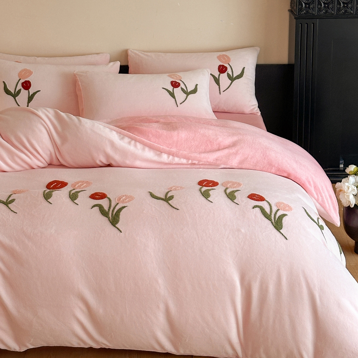 91家纺网 家纺一手货源 找家纺 如一 2025新款田园风毛巾绣牛奶绒四件套 郁香-粉粉