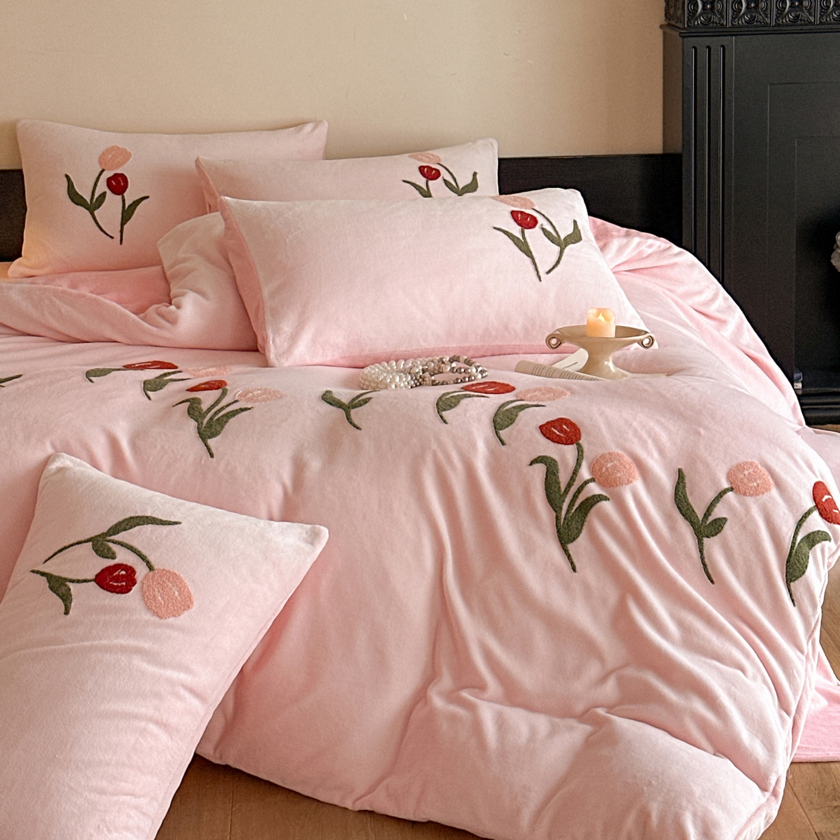 91家纺网 家纺一手货源 找家纺 如一 2025新款田园风毛巾绣牛奶绒四件套 郁香-粉粉