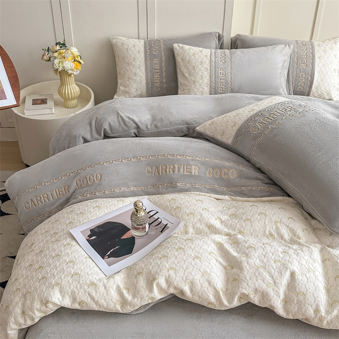 91家纺网 家纺一手货源 找家纺 灰鲸 2025新款牛奶绒拼接刺绣雕花套件-贝娜 贝娜-纳多灰