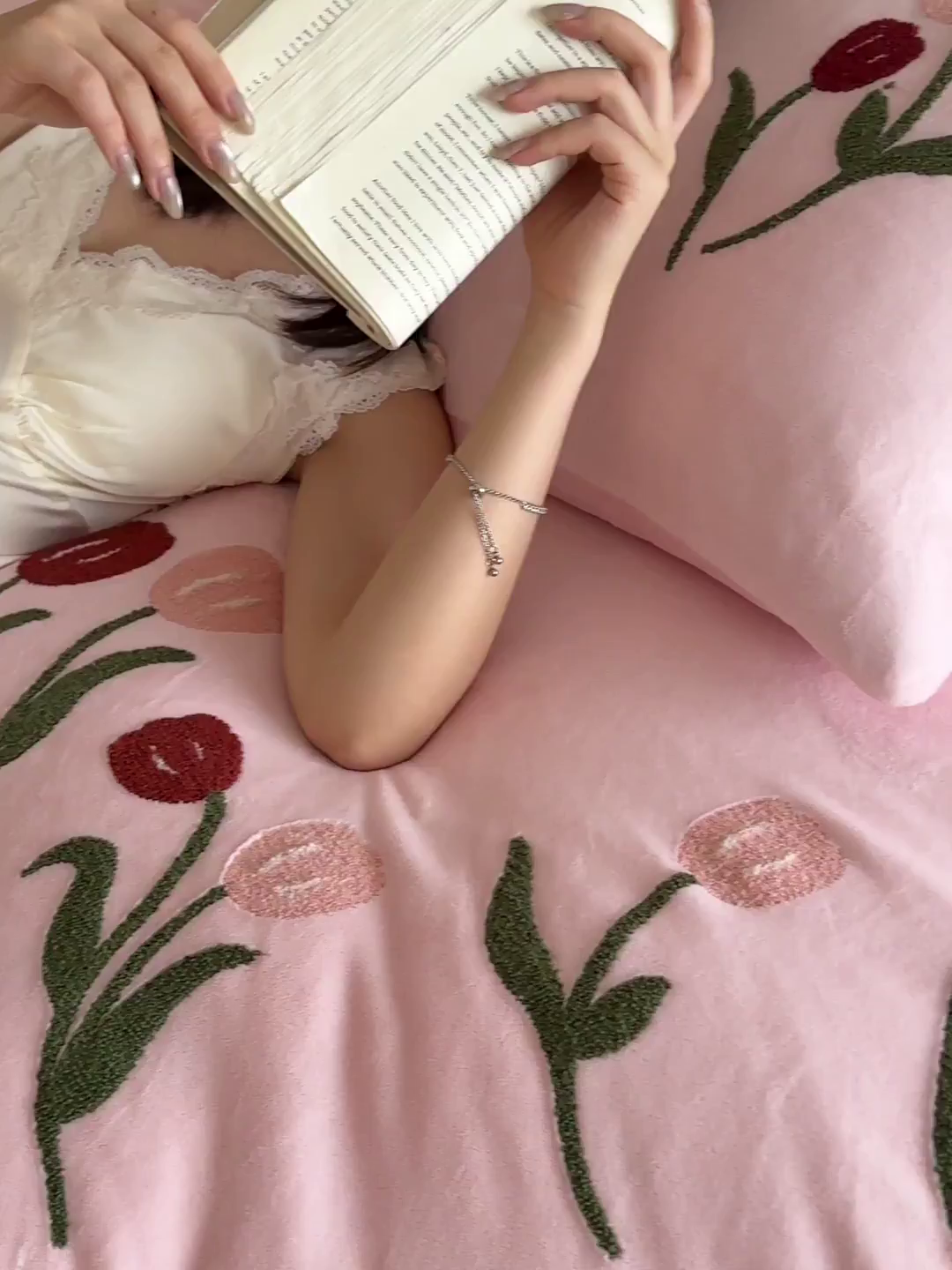 91家纺网 家纺一手货源 找家纺 如一 2025新款田园风毛巾绣牛奶绒四件套 郁香-粉粉