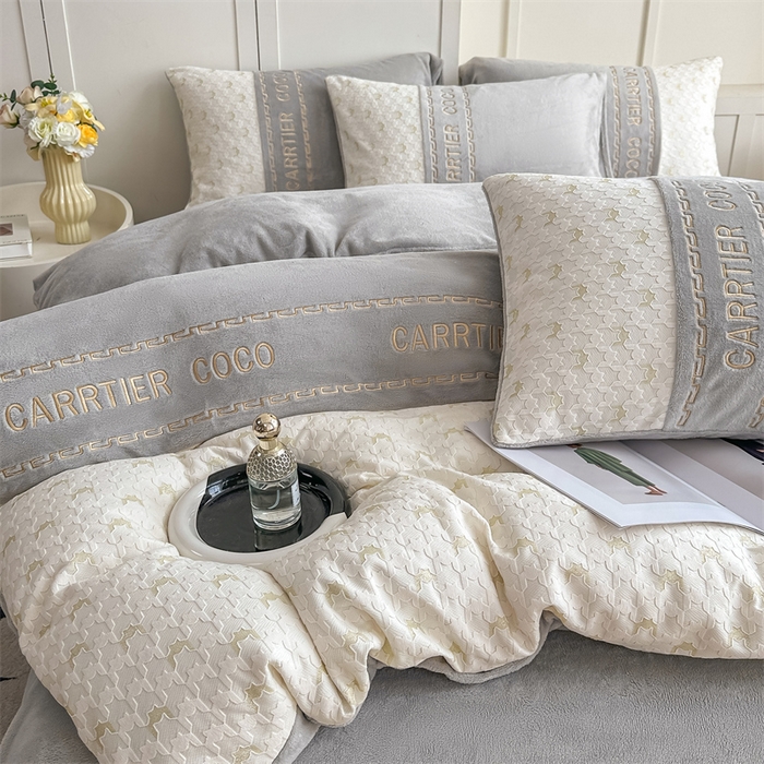 91家纺网 家纺一手货源 找家纺 灰鲸 2025新款牛奶绒拼接刺绣雕花套件-贝娜 贝娜-纳多灰