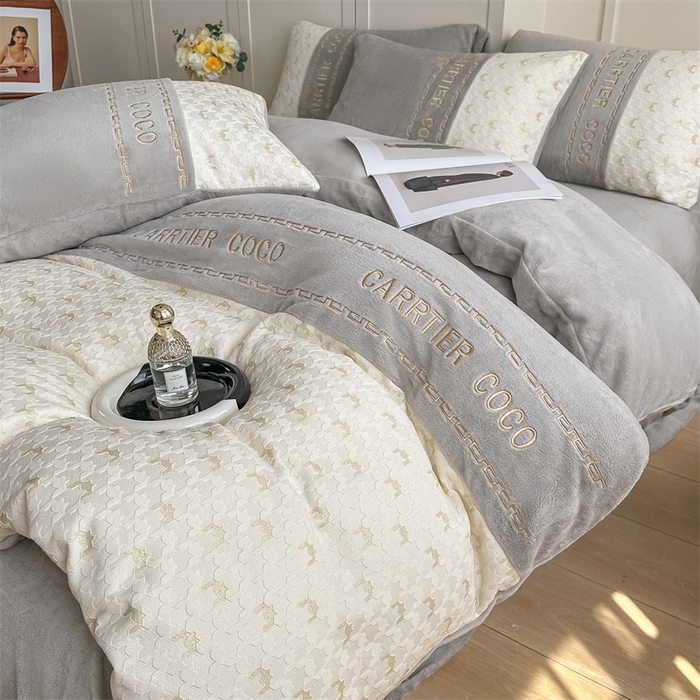 91家纺网 家纺一手货源 找家纺 灰鲸 2025新款牛奶绒拼接刺绣雕花套件-贝娜 贝娜-纳多灰