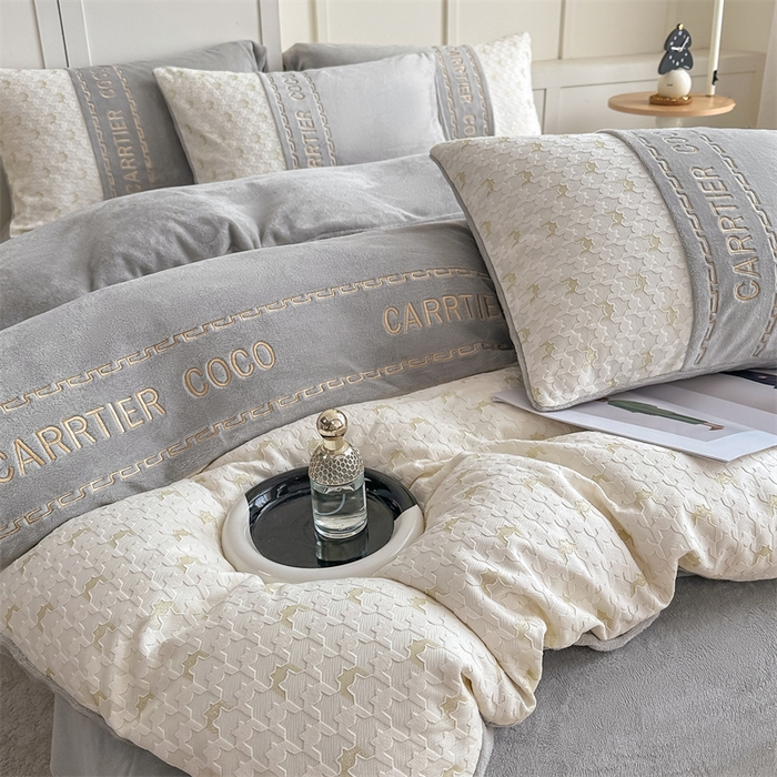 91家纺网 家纺一手货源 找家纺 灰鲸 2025新款牛奶绒拼接刺绣雕花套件-贝娜 贝娜-纳多灰