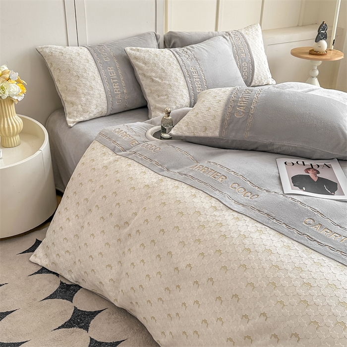 91家纺网 家纺一手货源 找家纺 灰鲸 2025新款牛奶绒拼接刺绣雕花套件-贝娜 贝娜-纳多灰