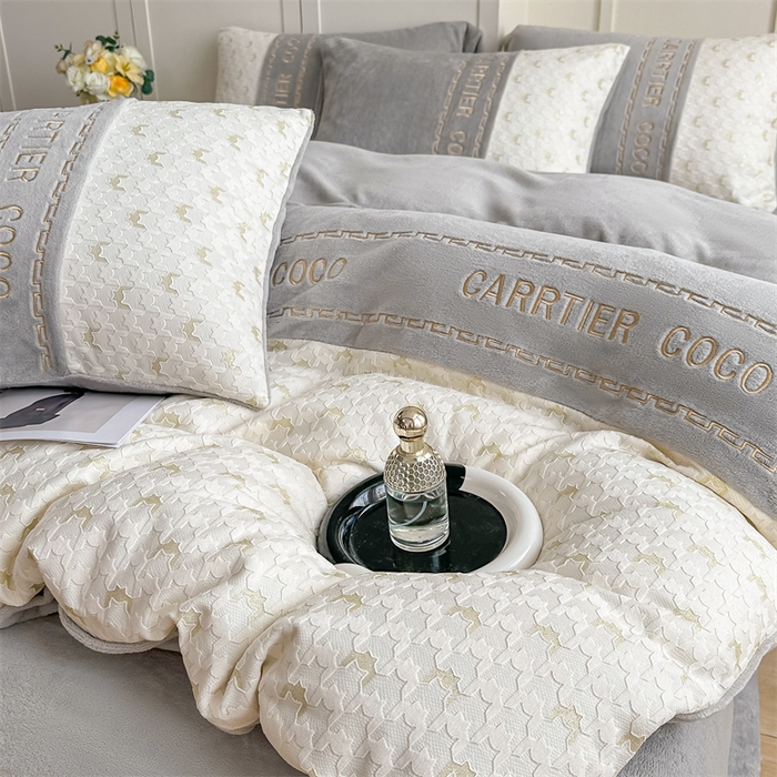 91家纺网 家纺一手货源 找家纺 灰鲸 2025新款牛奶绒拼接刺绣雕花套件-贝娜 贝娜-纳多灰