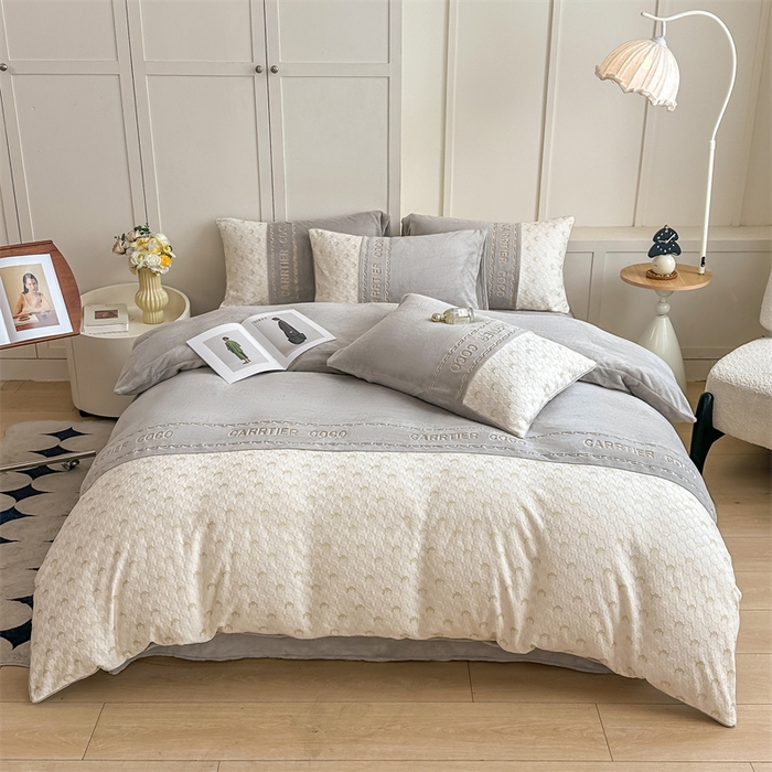 91家纺网 家纺一手货源 找家纺 灰鲸 2025新款牛奶绒拼接刺绣雕花套件-贝娜 贝娜-纳多灰