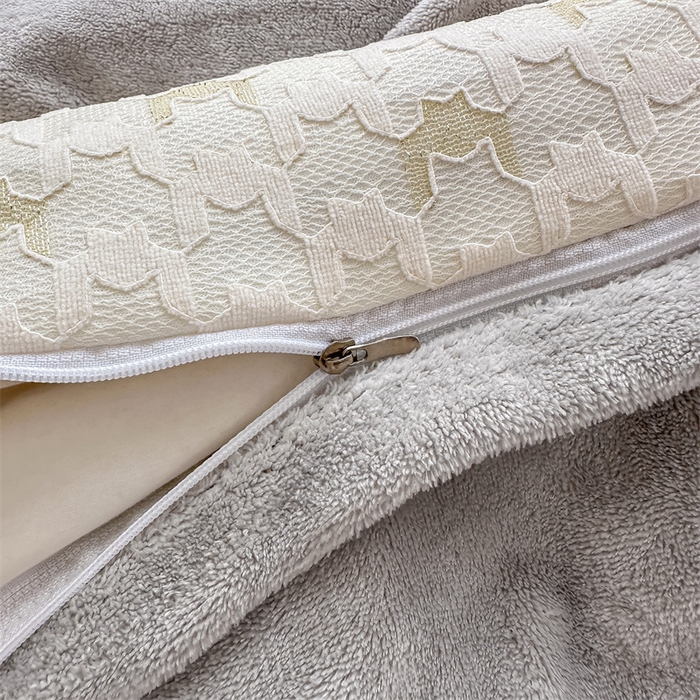 91家纺网 家纺一手货源 找家纺 灰鲸 2025新款牛奶绒拼接刺绣雕花套件-贝娜 贝娜-纳多灰