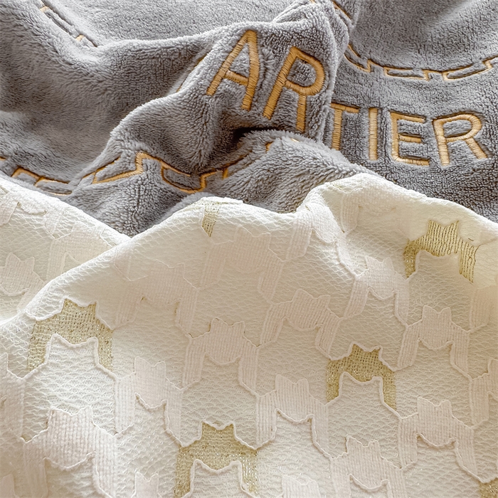 91家纺网 家纺一手货源 找家纺 灰鲸 2025新款牛奶绒拼接刺绣雕花套件-贝娜 贝娜-纳多灰