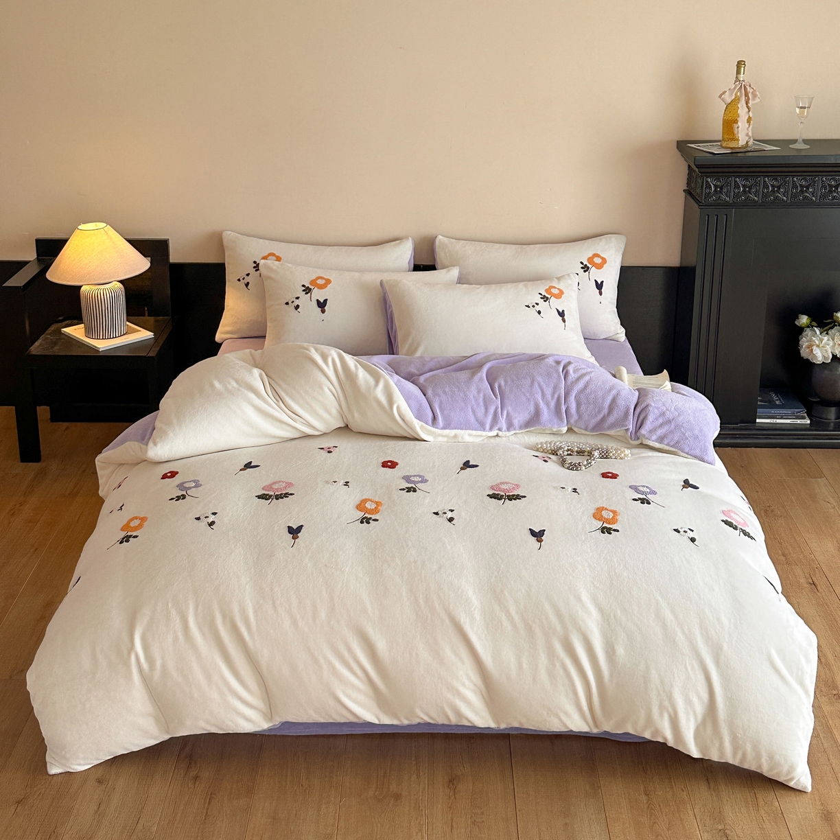 91家纺网 家纺一手货源 找家纺 如一 2025新款田园风毛巾绣牛奶绒四件套 紫薇-白紫