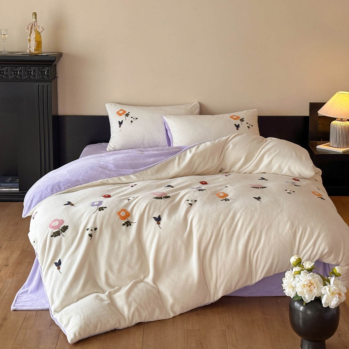 91家纺网 家纺一手货源 找家纺 如一 2025新款田园风毛巾绣牛奶绒四件套 紫薇-白紫