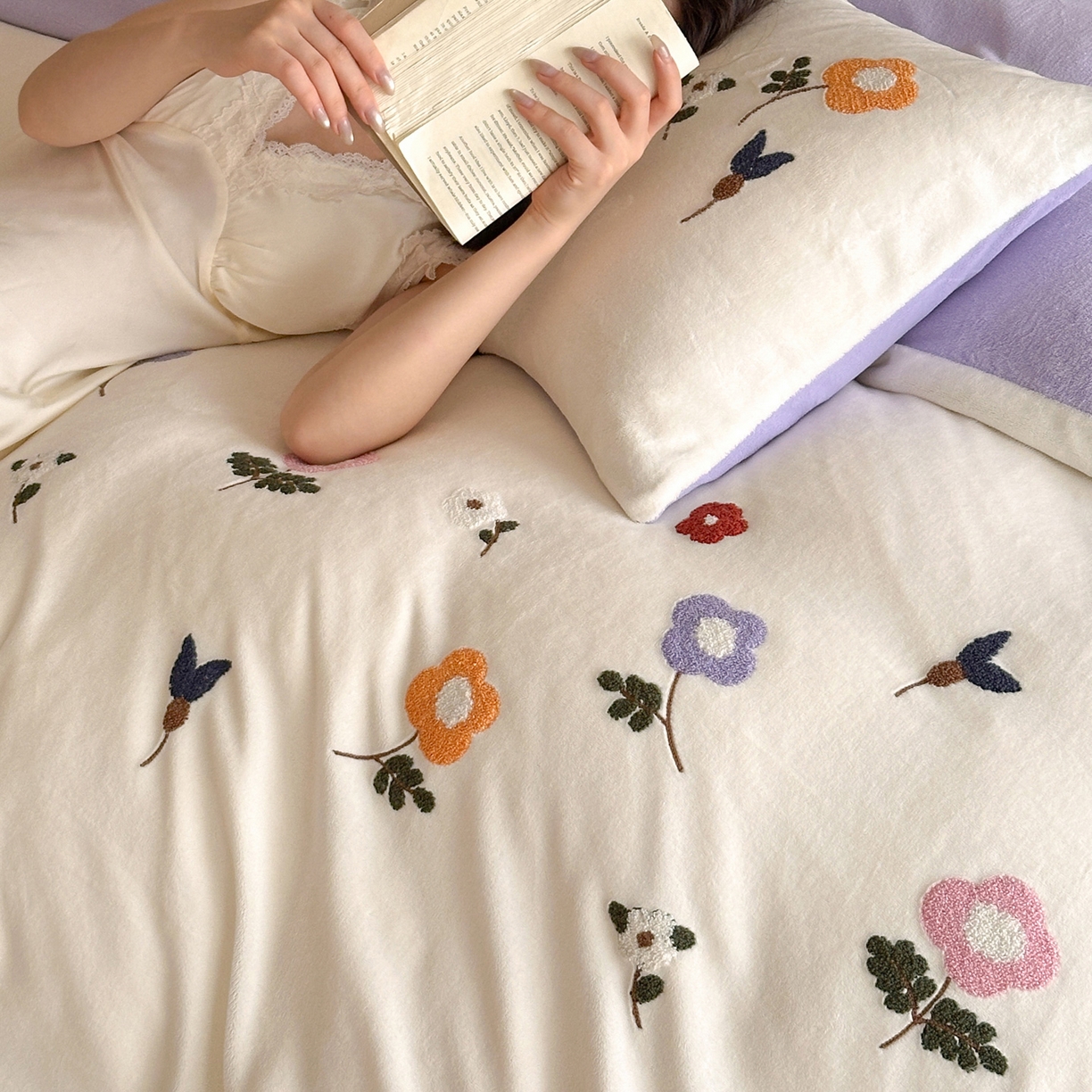 91家纺网 家纺一手货源 找家纺 如一 2025新款田园风毛巾绣牛奶绒四件套 紫薇-白紫