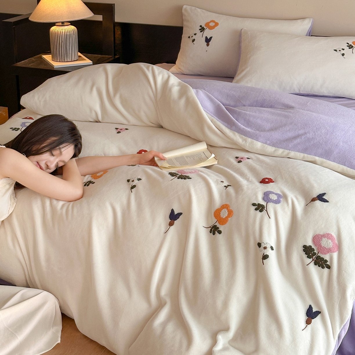 91家纺网 家纺一手货源 找家纺 如一 2025新款田园风毛巾绣牛奶绒四件套 紫薇-白紫