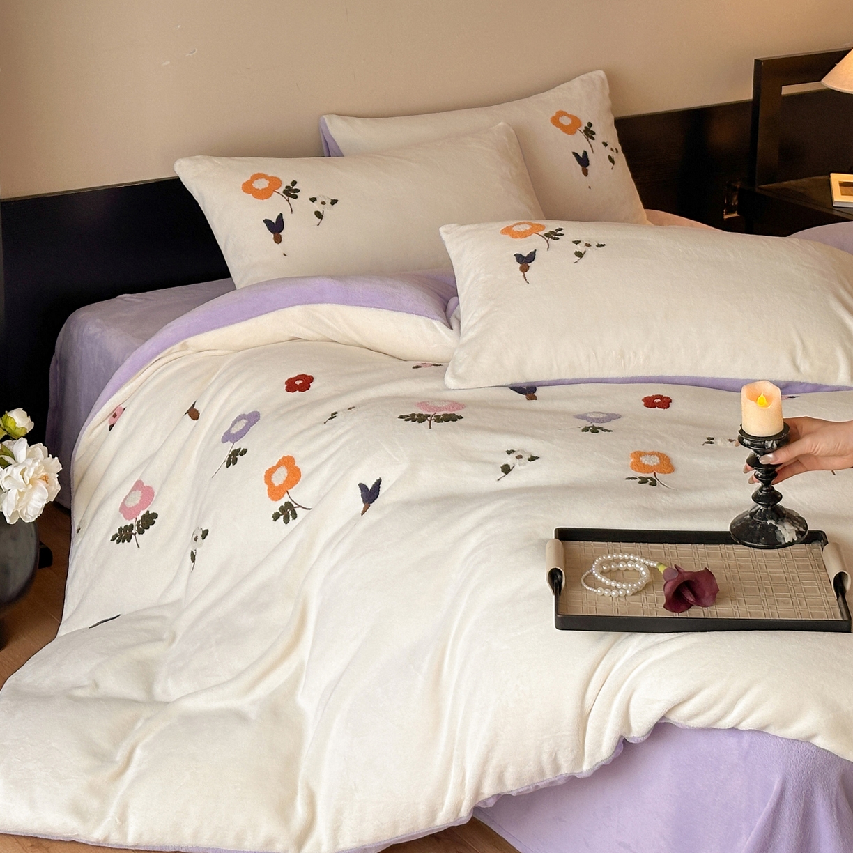 91家纺网 家纺一手货源 找家纺 如一 2025新款田园风毛巾绣牛奶绒四件套 紫薇-白紫