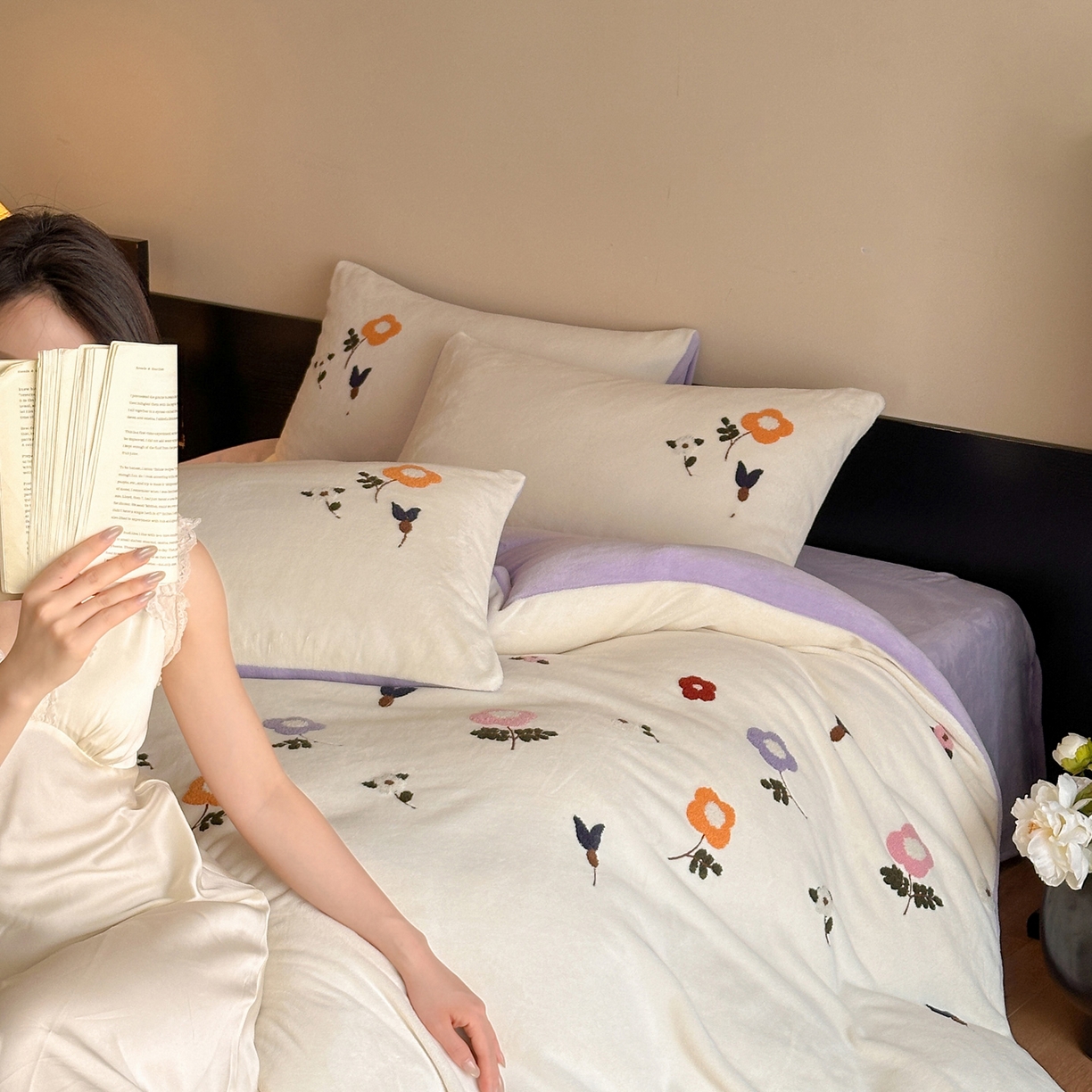 91家纺网 家纺一手货源 找家纺 如一 2025新款田园风毛巾绣牛奶绒四件套 紫薇-白紫