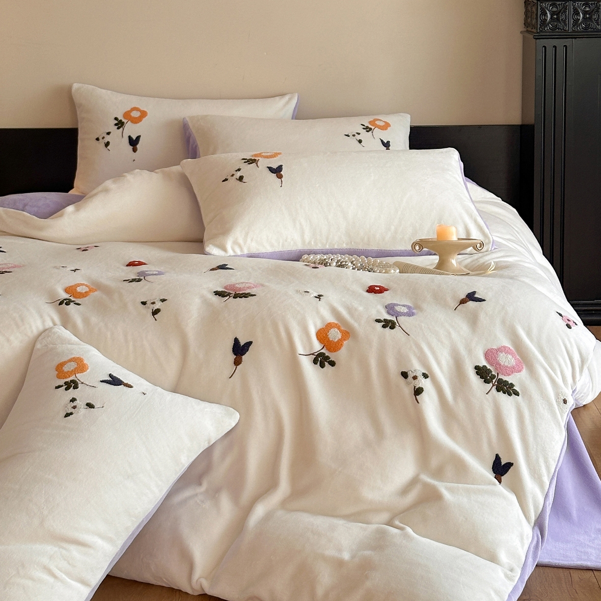 91家纺网 家纺一手货源 找家纺 如一 2025新款田园风毛巾绣牛奶绒四件套 紫薇-白紫