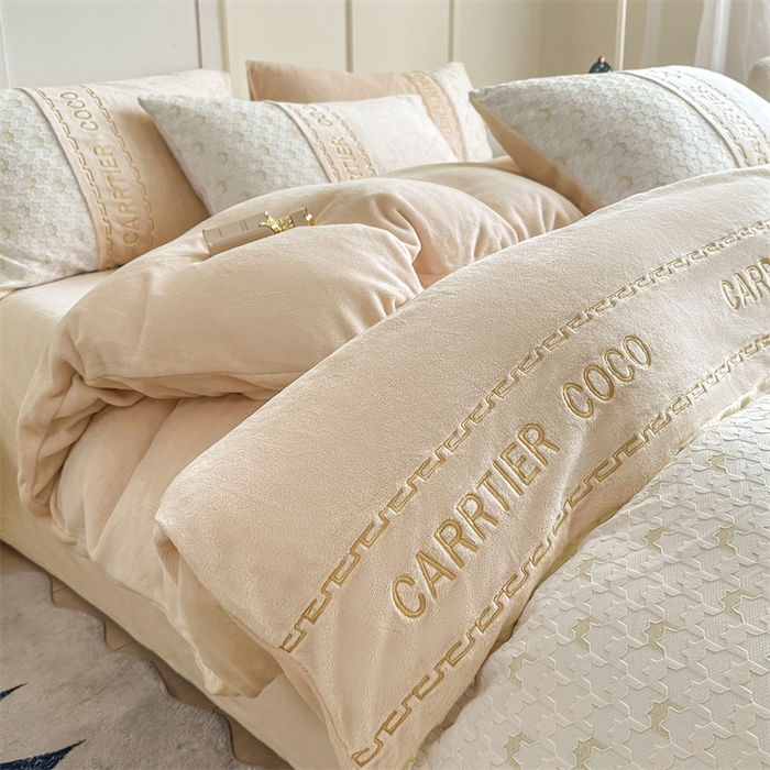 91家纺网 家纺一手货源 找家纺 灰鲸 2025新款牛奶绒拼接刺绣雕花套件-贝娜 贝娜-奶茶