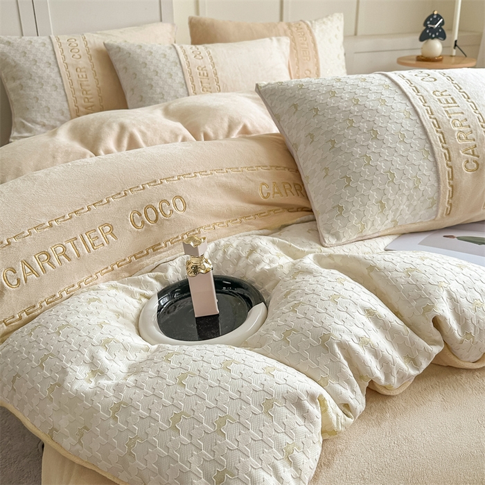 91家纺网 家纺一手货源 找家纺 灰鲸 2025新款牛奶绒拼接刺绣雕花套件-贝娜 贝娜-奶茶