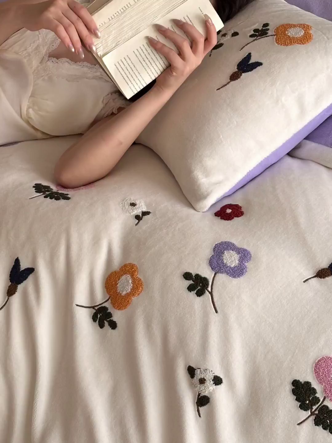 91家纺网 家纺一手货源 找家纺 如一 2025新款田园风毛巾绣牛奶绒四件套 紫薇-白紫