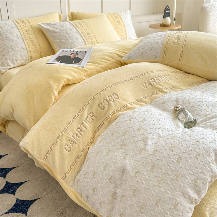 91家纺网 家纺一手货源 找家纺 灰鲸 2025新款牛奶绒拼接刺绣雕花套件-贝娜 贝娜-奶黄