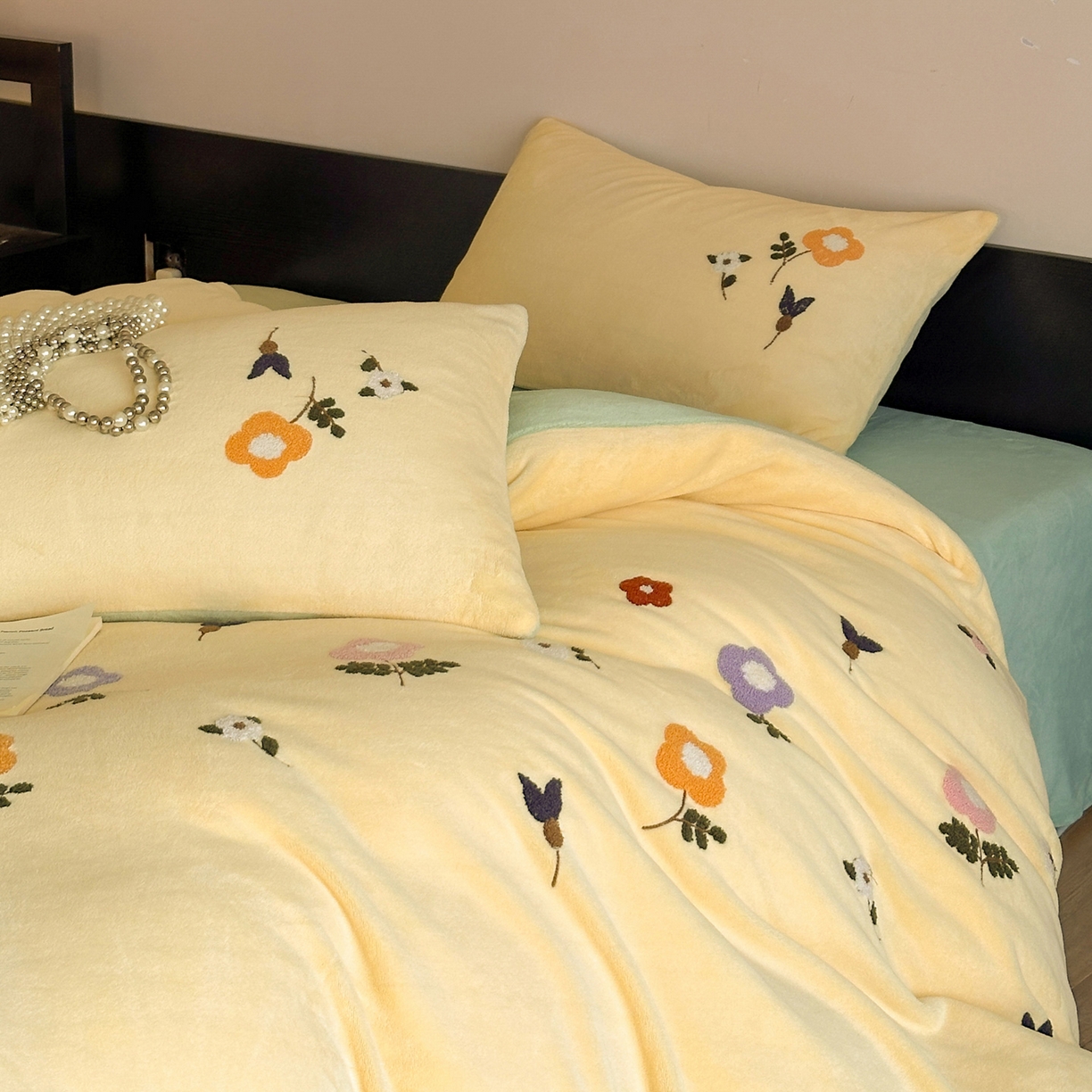 91家纺网 家纺一手货源 找家纺 如一 2025新款田园风毛巾绣牛奶绒四件套 紫薇-黄绿