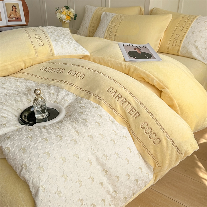 91家纺网 家纺一手货源 找家纺 灰鲸 2025新款牛奶绒拼接刺绣雕花套件-贝娜 贝娜-奶黄