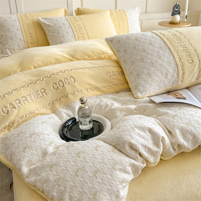 91家纺网 家纺一手货源 找家纺 灰鲸 2025新款牛奶绒拼接刺绣雕花套件-贝娜 贝娜-奶黄