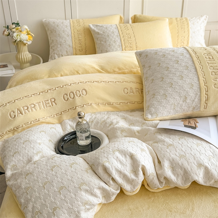 91家纺网 家纺一手货源 找家纺 灰鲸 2025新款牛奶绒拼接刺绣雕花套件-贝娜 贝娜-奶黄