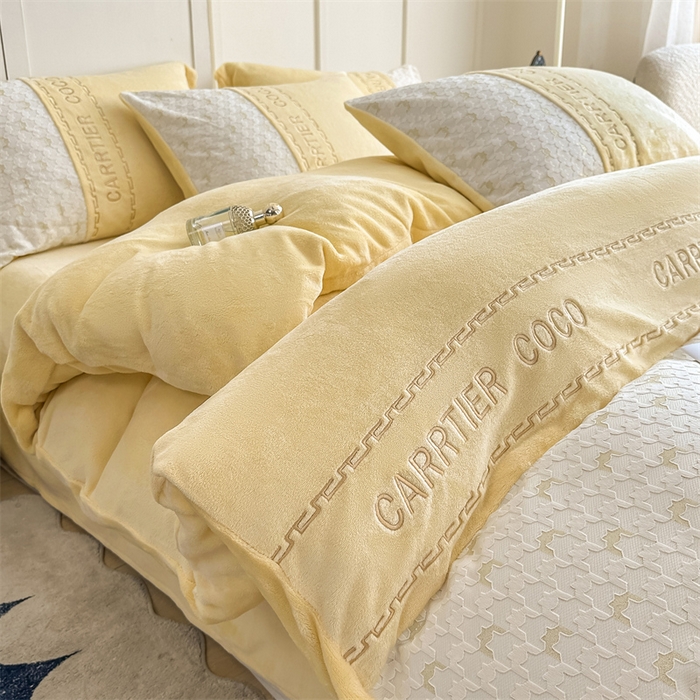 91家纺网 家纺一手货源 找家纺 灰鲸 2025新款牛奶绒拼接刺绣雕花套件-贝娜 贝娜-奶黄