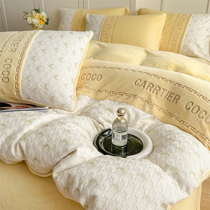 91家纺网 家纺一手货源 找家纺 灰鲸 2025新款牛奶绒拼接刺绣雕花套件-贝娜 贝娜-奶黄