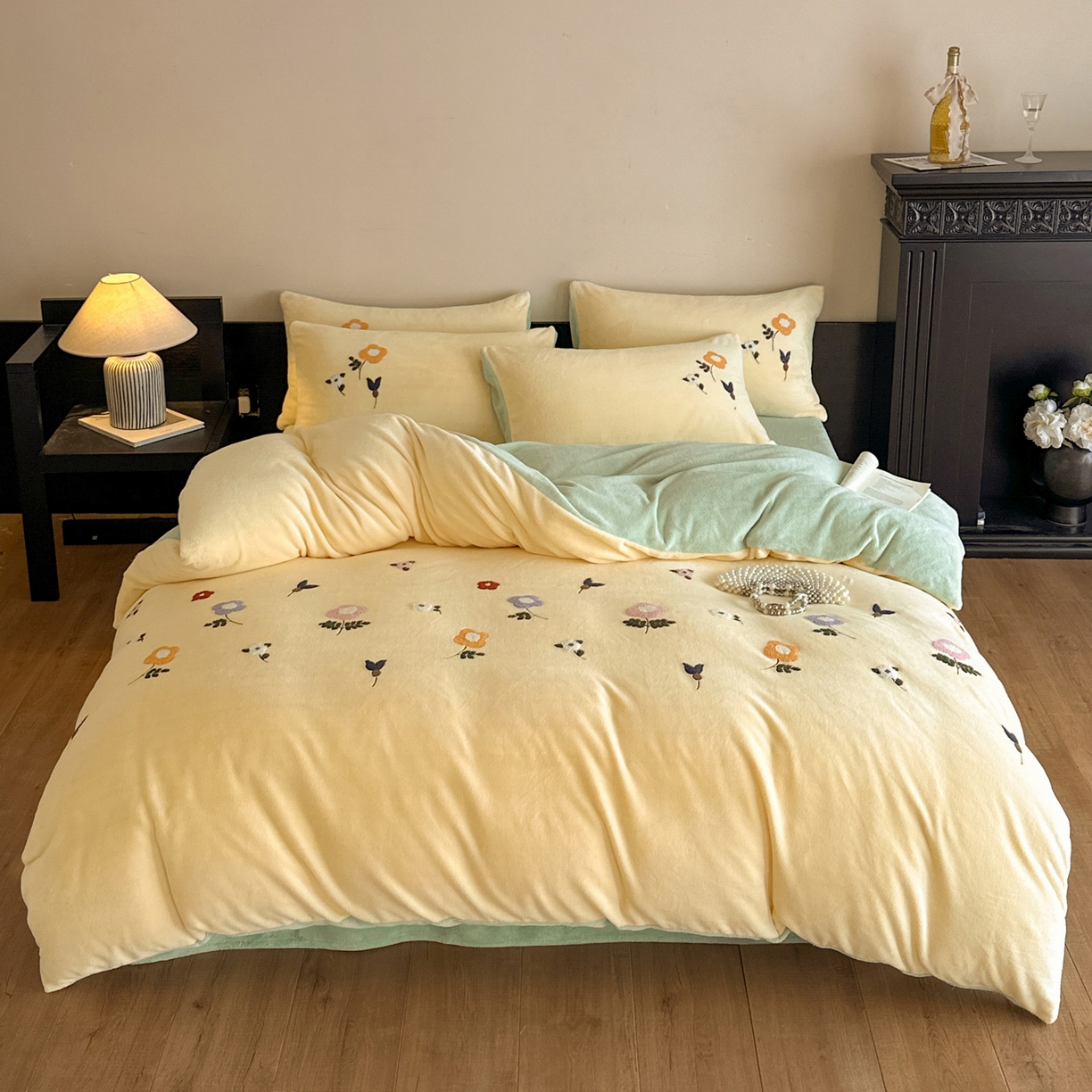 91家纺网 家纺一手货源 找家纺 如一 2025新款田园风毛巾绣牛奶绒四件套 紫薇-黄绿