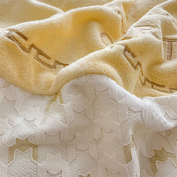 91家纺网 家纺一手货源 找家纺 灰鲸 2025新款牛奶绒拼接刺绣雕花套件-贝娜 贝娜-奶黄