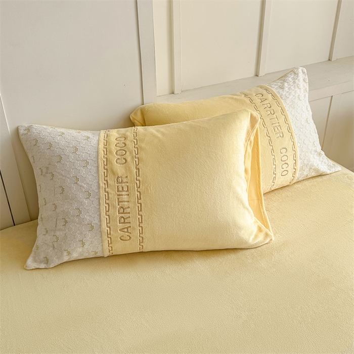 91家纺网 家纺一手货源 找家纺 灰鲸 2025新款牛奶绒拼接刺绣雕花套件-贝娜 贝娜-奶黄