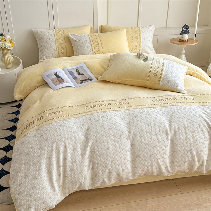 91家纺网 家纺一手货源 找家纺 灰鲸 2025新款牛奶绒拼接刺绣雕花套件-贝娜 贝娜-奶黄